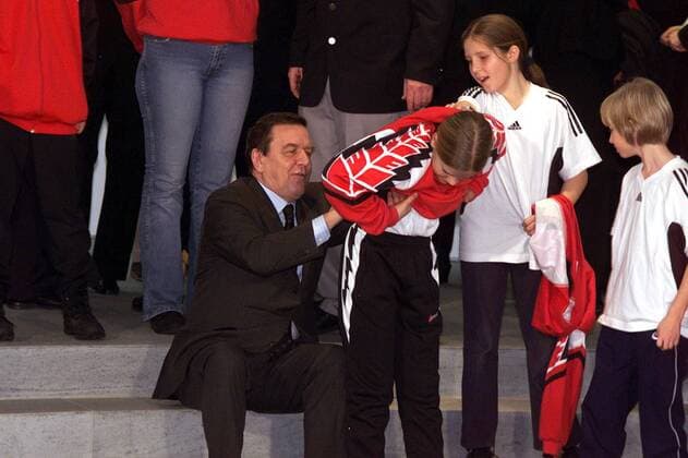 Bundeskanzler Gerhard Schröder (SPD) gibt den Nachwuchsfußballerinnen des VfB Hermsdorf Berlin Autogramme Fußball Damen Empfang der Nachwuchsfußballerinnen des VfB Hermsdorf Berlin 2003, Nachwuchs, Jugend, Kind, Kinder Gruppe Berlin