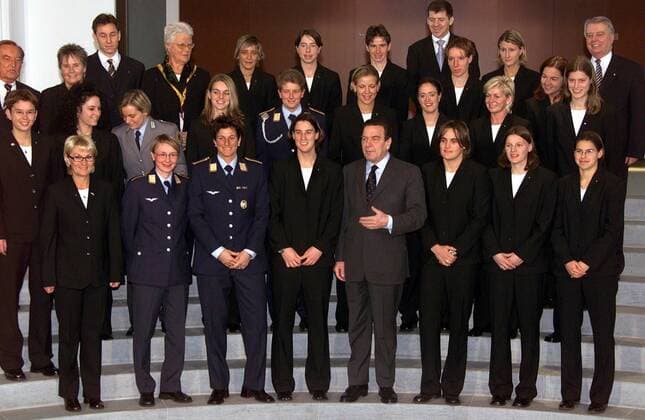 Bundeskanzler Gerhard Schröder (SPD) empfängt die deutschen Weltmeisterinnen, vorn v.re.: Hingst, Wunderlich, Torfrau Angerer, Prinz, Torhüterin Rottenberg, Pohlers, Masseurin Arbini; Mitte: Garefrekes, Ullrich, Co Neid, Lingor, Odebrecht, Stegemann, ... Fußball WM Damen Weltmeisterschaft 2003, Empfang der Frauen Nationalmannschaft im Bundeskanzleramt, Nationalteam Totale Kanzler, Regierungschef, Politik Berlin, Politiker, Bundespolitik, Bundespolitiker