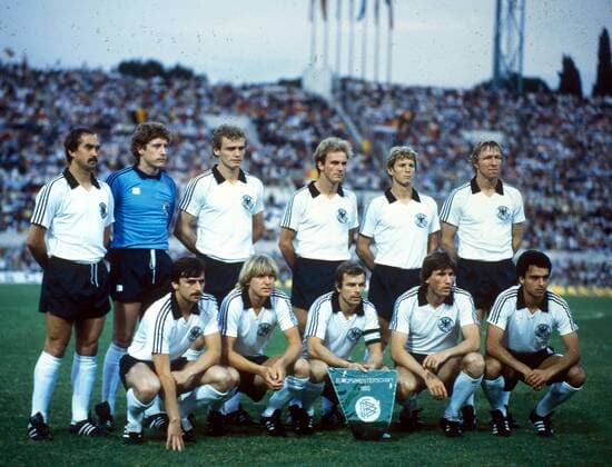Mannschaftsbild BR Deutschland, v.re.: Uli Stielike, Torwart Harald Toni Schumacher, Hans-Peter Briegel, Karl-Heinz Rummenigge, Karl-Heinz Förster, Horst Hrubesch; vorn: Klaus Allofs, Bernd Schuster, Bernard Dietz, Manfred Kaltz, Hans Müller Fußball EM Herren DEUTSCHSPRACHIGE SPORTZEITSCHRIFTEN UND -ZEITUNGEN NUR NACH RÜCKSPRACHE, Europameisterschaft 1980 Totale Nationalmannschaft, Nationalteam, Nationaltrikot Rom