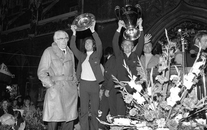 Fußball, FC Bayern München, Deutscher Meister 1974 Präsident Franz Neudecker (li.) schaut auf sein Werk: Franz Beckenbauer (Mitte) und Trainer Udo Lattek (alle Bayern) feiern das Double mit Meisterschale und Landesmeisterpokal Fußball EC 1 Herren Europapokal der Landesmeister 1973 1974, Europacup, FC Bayern München, Meisterfeier Gruppe Marienplatz, Rathaus München Begeisterung, Freude,