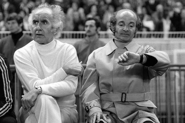 Manager Robert Schwan (li.) und Trainer Dettmar Cramer (beide Bayern) warten ungeduldig auf den Schlußpfiff Fußball EC 1 Herren Europapokal der Landesmeister 1974 1975, Europacup, FC Bayern München Gruppe Paris Ungeduld, Spannung,