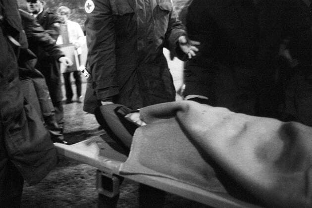 Fußball, Europapokal der Landesmeister 1971 1972, Borussia Mönchengladbach - Inter Mailand 7-1 Roberto Boninsegna (Inter) wird auf einer Trage abtransportiert - ob er tatsächlich von einem Dosenwurf schwer verletzt wurde, ist bis heute umstritten Fußball EC 1 Herren Europapokal der Landesmeister 1971 1972, Europacup, Mönchengladbach - FC Internazionale Mailand 7:1 Einzelbild Mönchengladbach