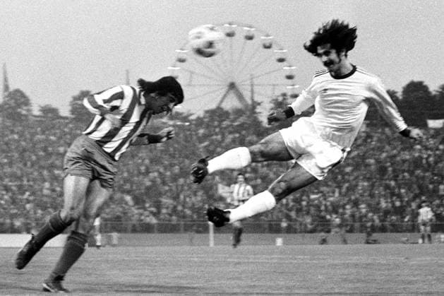 Gerd Müller (re., Bayern) setzt sich beim Kopfball durch Fußball EC 1 Herren Europapokal der Landesmeister 1973 1974, Europacup, FC Bayern München - Atletico Madrid 4:0 Gruppe Brüssel Dynamik,