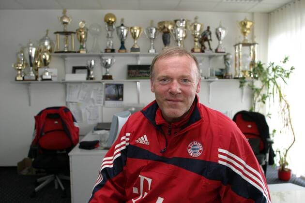 Trainer Hermann Gerland (Bayern Amat.) im Büro, im Hintergrund seine Trophäensammlung Fußball Herren Regionalliga Süd 2003 2004, 3. Liga, FC Bayern München Amateure, Shooting, Fotoshooting, Fototermin Einzelbild München