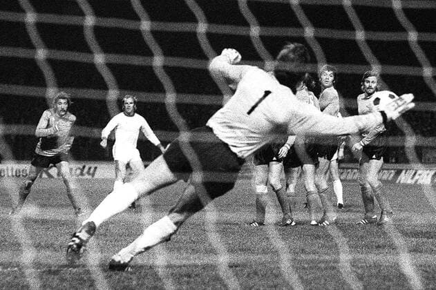 Franz Roth (2.v.li., Bayern) zirkelt einen Freistoß an Torwart Ivan Curkovic (St. Etienne) vorbei und besorgt den 1:0 Endstand Fußball EC 1 Herren Europapokal der Landesmeister 1973 1974, Europacup, FC Bayern München - AS Saint Etienne 1:0 Gruppe Glasgow Dynamik,