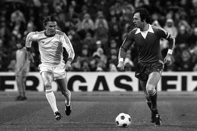 Franz Beckenbauer (re., Bayern) am Ball verfolgt von Oleg Blochin (Dynamo Kiew) Fußball EC 1 Herren Europapokal der Landesmeister 1976 1977, Europacup, FC Bayern München - Dinamo Kiev 1:0 Gruppe München Dynamik,