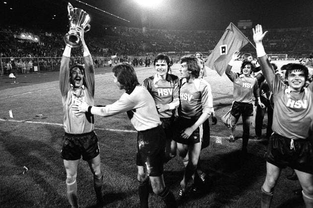 Der HSV mit dem Europapokal der Pokalsieger - v.li.: Hans-Jürgen Ripp, Torwart Rudi Kargus, Peter Nogly, Manfred Kaltz, Felix Magath und Peter Hidien Fußball EC 2 Herren Europapokal der Pokalsieger 1976 1977, Europacup, Hamburger SV, Hamburg Gruppe Amsterdam Begeisterung, Freude,