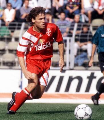 Pavel Hapal (Leverkusen) am Ball Fußball 1. BL Herren Saison 1993 1994, Bayer 04 Leverkusen Einzelbild Leverkusen Dynamik,