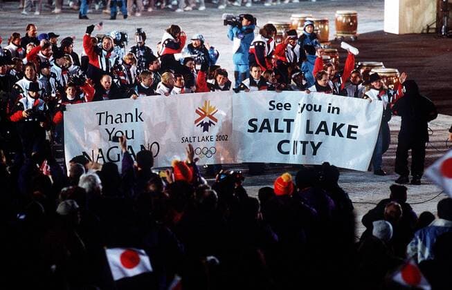 Thank you Nagano - See you in Salt Lake City - Olympiateilnehmer der USA bedanken sich bei den Gastgebern und laden per Transparent zu den Olympischen Spielen 2002 in Salt Lake City ein OS Winter Olympische Spiele 1998, Winterspiele, Olympia, Olympiade, Abchlußfeier, Abschlussfeier, Vneg Totale Abschlußzeremonie, Schlußfeier, Schlussfeier Nagano, Schlußzeremonie, Schlusszeremonie Freude,