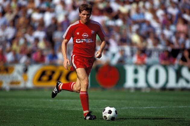 Stefan Reuter (Bayern) am Ball Fußball 1. BL Herren DEUTSCHSPRACHIGE SPORTZEITSCHRIFTEN UND -ZEITUNGEN NUR NACH RÜCKSPRACHE, Saison 1989 1990 Einzelbild Hamburg Dynamik,