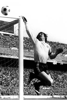 Torwart Enrico Albertosi (Milan) lenkt den Ball über das Tor Fußball Herren Serie A 1978 1979, 1. Italienische Liga, AC Mailand Einzelbild Mailand Abwehr, Dynamik, Höhe,