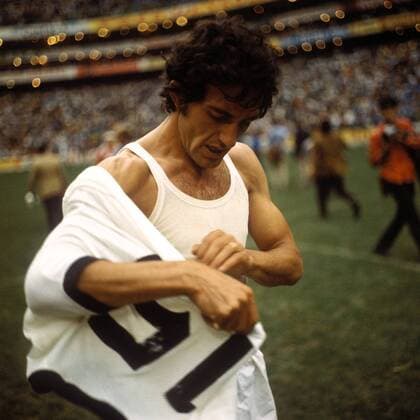 Ersatzspieler Pierino Prati (Italien) streift nach dem Finaleinzug ein deutsches Trikot über Fußball WM Herren DEUTSCHSPRACHIGE SPORTZEITSCHRIFTEN UND -ZEITUNGEN NUR NACH RÜCKSPRACHE, Weltmeisterschaft 1970 Einzelbild Italien - BR Deutschland 4:3 n.V., BRD Mexico-City, Mexiko-Stadt
