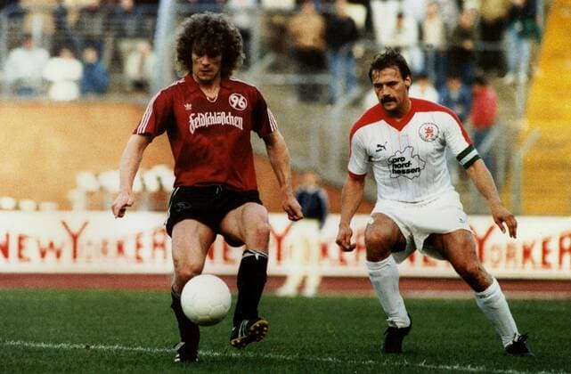 Frank Hartmann (li., Hannover) am Ball Fußball 2. BL Herren Saison 1986 1987, Hessen Kassel - Hannover 96 0:4 Gruppe Kassel Dynamik,