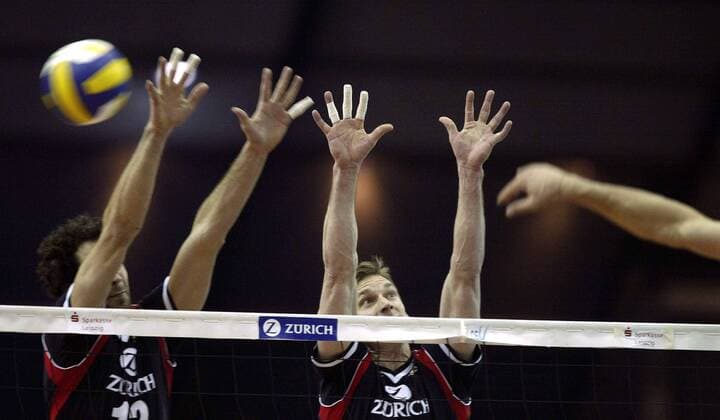 Wolfgang Kuck (re.) und Bergmann (beide Deutschland) - Doppelblock Volleyball Länderspiel Herren Olympiaqualifikation 2004, Qualifikation, Nationalmannschaft, Nationalteam, Nationaltrikot, Vdig Gruppe Leipzig Abwehr,