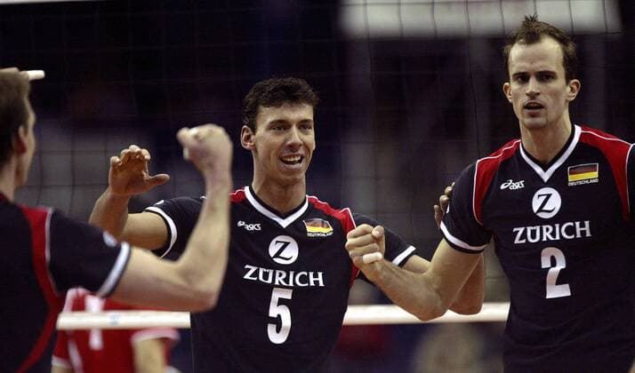 Björn Andrae (Mitte) und Georg Wiebel (beide Deutschland) jubeln Volleyball Länderspiel Herren Olympiaqualifikation 2004, Qualifikation, Nationalmannschaft, Nationalteam, Nationaltrikot, Vdig Gruppe Leipzig Freude,
