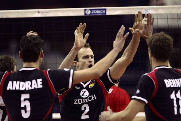 Georg Wiebel (Mitte) klatscht mit Björn Andrae (li.) und Frank Dehne ab (alle Deutschland) Volleyball Länderspiel Herren Olympiaqualifikation 2004, Qualifikation, Nationalmannschaft, Nationalteam, Nationaltrikot, Vdig Gruppe Leipzig Freude,