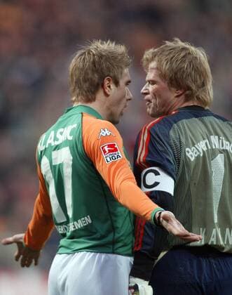 Ivan Klasnic (Bremen, li.) beschwert sich bei Torwart Oliver Kahn (Bayern) Fußball 1. BL Herren Saison 2003 2004, SV Werder Bremen - FC Bayern München 1:1, Vdig Gruppe Bremen Spannung,