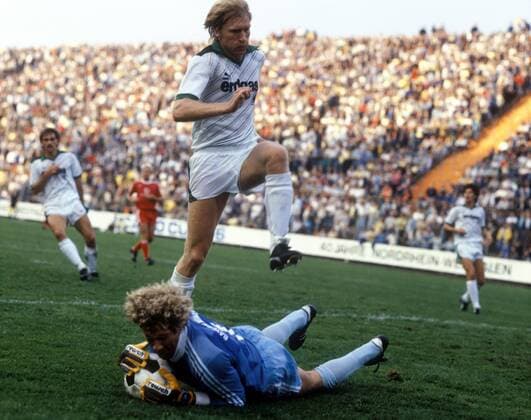 Torwart Jean-Marie Pfaff (Bayern) sichert den Ball vor Uwe Rahn (Gladbach) Fußball 1. BL Herren DEUTSCHSPRACHIGE SPORTZEITSCHRIFTEN UND -ZEITUNGEN NUR NACH RÜCKSPRACHE, Saison 1986 1987 Gruppe FC Bayern München - Borussia Mönchengladbach 3:1 München Abwehr, Dynamik,