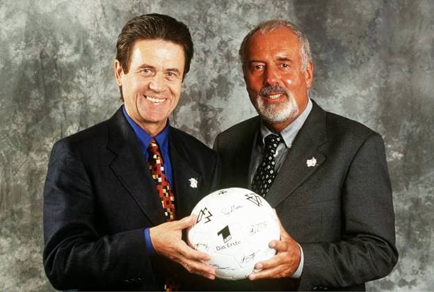 ARD-Programmchef Klaus Schwarze (li.) und ARD-Sportchef Heribert Faßbender Herren Studio 1998, Fotostudio, Studioshooting, Studiotermin, Studioaufnahme Gruppe