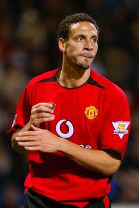 Rio Ferdinand (Manchester United) stärkt sich während des Spiels mit Schokolade Fußball Herren English Premier League 2003 2004, 1. Englische Liga, Bolton - Manchester United 0:2, ManU Einzelbild Bolton