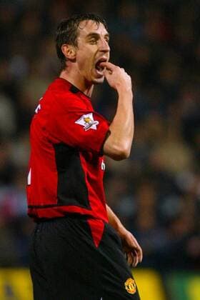 Gary Neville (Manchester United) kann den Hals nicht voll kriegen Fußball Herren English Premier League 2003 2004, 1. Englische Liga, Bolton - Manchester United 0:2, ManU Einzelbild Bolton