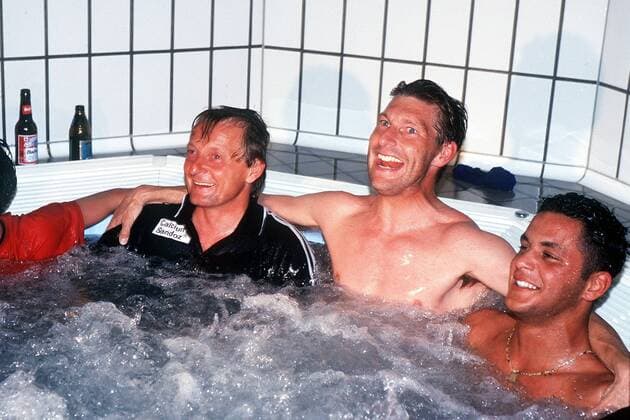 Aufstiegsfeier im Entspannungsbecken v.li.: Trainer Lorenz-Günther Köstner, Alexander Strehmel und Abdelaziz Ahanfouf (alle Haching) Fußball 2. BL Herren Saison 1998 1999, SpVgg Unterhaching, Aufsteiger, Aufstieg, Vneg Gruppe Unterhaching Freude, Begeisterung,
