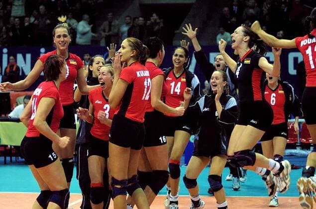 Schlußjubel Deutschland nach dem Halbfinalsieg Volleyball Länderspiel Damen Olympiaqualifikation 2004, Länderspiel, Qualifikation, Qualifikationsturnier, Nationalteam, Vdig Totale Baku Freude, Begeisterung,