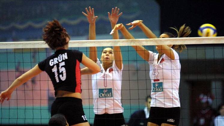 Bahar Urcu (Mitte) und Özlem Özcelik (beide Türkei) kommen gegen Angelina Grün (Deutschland) zu spät Volleyball Länderspiel Damen Olympiaqualifikation 2004, Länderspiel, Qualifikation, Qualifikationsturnier, Gruppe Baku Dynamik,