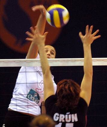 Aysun Özbek (Türkei, li.) - Schmetterschlag gegen Grün (Deutschland) Volleyball Länderspiel Damen Olympiaqualifikation 2004, Länderspiel, Qualifikation, Qualifikationsturnier, Gruppe Baku Dynamik,