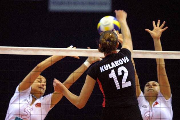 Aysun Özbek (li.) und Esra Gümüs (beide Türkei) gegen Olessya Kulakova (Deutschland) Volleyball Länderspiel Damen Olympiaqualifikation 2004, Länderspiel, Qualifikation, Qualifikationsturnier, Gruppe Baku Dynamik,