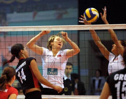 Özlem Özcelik (re.) und Natalia Hanikoglu (beide Türkei) blocken den Schmetterschlag von Kathy Radzuweit (Deutschland) Volleyball Länderspiel Damen Olympiaqualifikation 2004, Länderspiel, Qualifikation, Qualifikationsturnier, Gruppe Baku Dynamik,