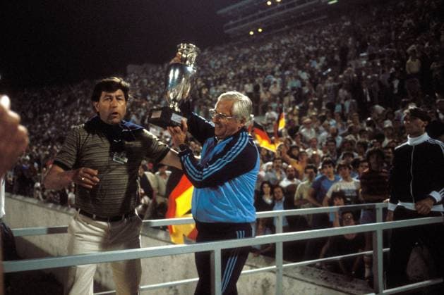 Bundestrainer Jupp Derwall nimmt den Coupe Henri Delaunay entgegen, daneben Mannschaftsbetreuer Horst Schmidt (beide BR Deutschland) Fußball EM Herren DEUTSCHSPRACHIGE SPORTZEITSCHRIFTEN UND -ZEITUNGEN NUR NACH RÜCKSPRACHE, Europameisterschaft 1980 Einzelbild Länderspiel, Finale, Endspiel, Nationalmannschaft DFB, Betreuer, Funktionär, Funktionäre, Rom Begeisterung, Freude,