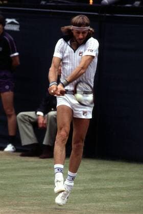 Björn Borg (Schweden) - beidhändige Rückhand Tennis Herren All England Championships 1980, Grand Slam, Rasen, Rasenplatz, Rasentennis, Rasenturnier, Einzelbild Wimbledon London Dynamik,