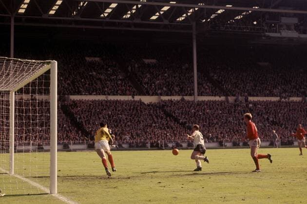 Fußball, WM 1966, Finale in Wembley, England - Deutschland 4-2 n.V. Uwe Seeler (Mitte, BR Deutschland) am Ball gegen Torwart Gordon Banks (li.) und Alan Ball (beide England) Fußball WM Herren DEUTSCHSPRACHIGE SPORTZEITSCHRIFTEN UND -ZEITUNGEN NUR NACH RÜCKSPRACHE, Weltmeisterschaft 1966 Gruppe Länderspiel, Finale, Endspiel, Nationalmannschaft London Dynamik,