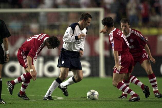 Gegnerische Übermacht - Dietmar Hamann (Liverpool, 2.v.li.) muss sich gegen Owen Hargreaves (li.), Sforza (2.v.re.) und Linke (alle Bayern) behaupten Fußball Herren UEFA-Supercup 2000 2001, Super Cup, Europacup, Europapokal, FC Bayern München - FC Liverpool 2:3 Gruppe Monte Carlo Überlegenheit,