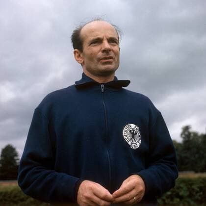 Co-Trainer Dettmar Cramer (BR Deutschland) Fußball WM Herren DEUTSCHSPRACHIGE SPORTZEITSCHRIFTEN UND -ZEITUNGEN NUR NACH RÜCKSPRACHE, Weltmeisterschaft 1966 Einzelbild
