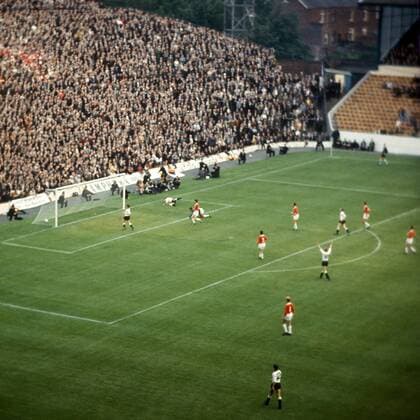 Die Zuschauer im Hillsborough Park von Sheffield erleben eine starke deutsche Nationalmannschaft, die den Schweizern im ersten Gruppenspiel beim 5:0 keine Chance lässt Fußball WM Herren DEUTSCHSPRACHIGE SPORTZEITSCHRIFTEN UND -ZEITUNGEN NUR NACH RÜCKSPRACHE, Weltmeisterschaft 1966 Totale Nationalmannschaft, Nationalteam, Nationaltrikot Sheffield