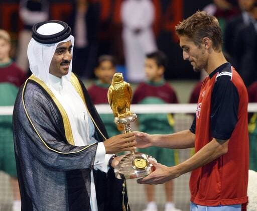 Nicolas Escude (Frankreich) erhält als Turniersieger der ExxonMobile Open 2004 einen goldenen Falken von Scheich Mohammad Bin Faleh Al Thani (Katar), Präsident des katarischen Tennisverbandes Tennis Herren Qatar ExxonMobile Open 2004, ATP-Tour, Katar, Vdig, Sieger, Pokal Gruppe Doha