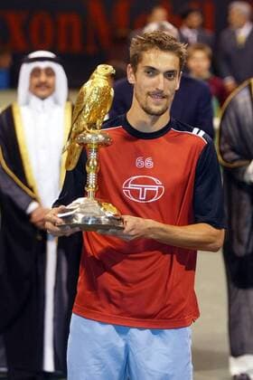 Turniersieger Nicolas Escude (Frankreich) präsentiert stolz den Pokal der ExxonMobile Open 2004 - einen goldenen Falken Tennis Herren Qatar ExxonMobile Open 2004, ATP-Tour, Katar, Vdig, Sieger Einzelbild Doha