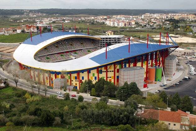 Das farbenfrohe Estadio Dr. Magalhaes Pessoa in Leiria - Austragungsort der Europameisterschaft 2004 in Portugal Fußball EM Herren Vorschau 2003, Europameisterschaft 2004, Vdig, Euro Totale Estadio Dr. Magalhaes Pessoa Leiria  