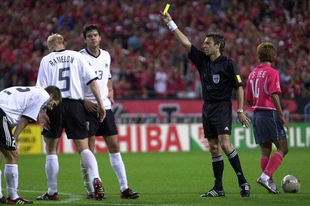 FIFA Schiedsrichter Urs Meier (Schweiz) zeigt Michael Ballack (Deutschland, 3. v. li.) nach einem taktischen Foul dessen zweite gelbe Karte bei dieser WM, damit ist dieser im Finale nicht dabei. Daneben Torsten Frings, welcher den Ball zuvor verloren hatte und Carsten Ramelow (beide GER) Fußball WM Herren Weltmeisterschaft 2002, Länderspiel, Halbfinale, Nationalmannschaft, Nationalteam, Nationaltrikot Gruppe Seoul Spannung, Enttäuschung,