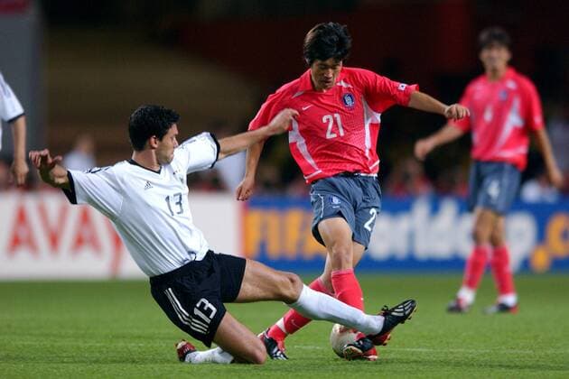 Michael Ballack (Deutschland, li.) grätscht Park Ji Sung (Südkorea) ab Fußball WM Herren Weltmeisterschaft 2002, Länderspiel, Halbfinale, Nationalmannschaft, Nationalteam, Nationaltrikot Gruppe Seoul Dynamik, Kampf,