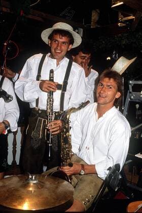 Klaus Augenthaler (re.) und Radmilo Mihajlovic (beide Bayern) geben auf dem Münchner Oktoberfest ein kleines Ständchen Fußball 1. BL Herren Saison 1989 1990, FC Bayern München, Wiesen, Wiesn, Vneg Gruppe München