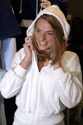 Nia Künzer (Frankfurt) hüllt sich in die Frotteewäsche ihres Sponsors Vossen Moden Fußball 1. BL Damen Frauenfußball 2003 2004, 1. FFC Frankfurt, Frauen, Sponsorentermin Einzelbild Werbung Frankfurt M., Sponsorentermin Freude, Sinnlichkeit,