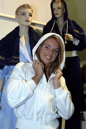 Nia Künzer (Frankfurt) hüllt sich in die Frotteewäsche ihres Sponsors Vossen Moden Fußball 1. BL Damen Frauenfußball 2003 2004, 1. FFC Frankfurt, Frauen, Sponsorentermin Einzelbild Werbung Frankfurt M., Sponsorentermin Freude,