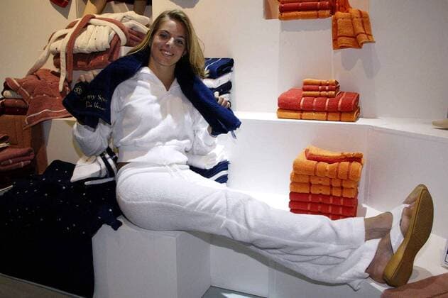 Nia Künzer (Frankfurt) steht auf Frottee. Gut das ihr Sponsor Vossen Moden auf Frottierwaren spezialisiert ist... Fußball 1. BL Damen Frauenfußball 2003 2004, 1. FFC Frankfurt, Frauen, Sponsorentermin Einzelbild Werbung Frankfurt M., Sponsorentermin Freude,