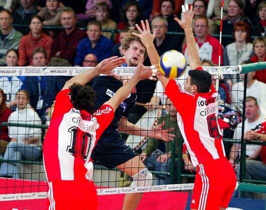 Christoph Eichbaum (SCC Berlin, hinten) schmettert den Ball durch den improvisierten Doppelblock zweier Gegner von Olympiakos Piräus Volleyball EC 1 Herren Champions League 2003 2004, SC Charlottenburg Berlin - Olympiakos Piräus 1:3 Gruppe Berlin Dynamik, Abwehr,