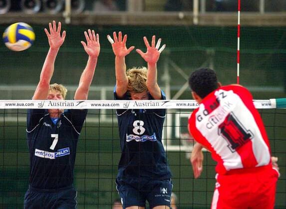 Jan Günther (li.) und Robert Kromm (Mitte, beide SCC Berlin) versuchen es mit einem Doppelblock gegen den Schmetterschlag von Gomez (Olympiakos) Volleyball EC 1 Herren Champions League 2003 2004, SC Charlottenburg Berlin - Olympiakos Piräus 1:3 Gruppe Berlin Dynamik, Abwehr,