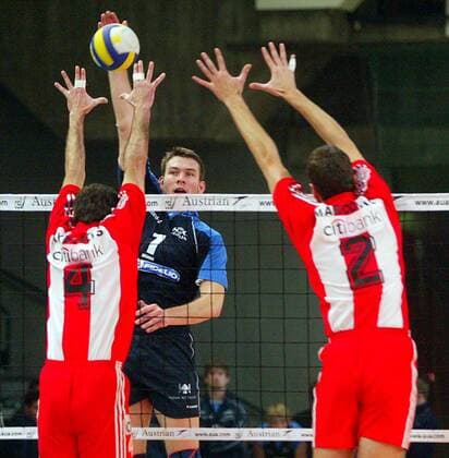 Marco Liefke (SCC Berlin, hinten) schmettert gegen Chrysanthos Kyriazis (li.) und Markovic (beide Olympiakos) Volleyball EC 1 Herren Champions League 2003 2004, SC Charlottenburg Berlin - Olympiakos Piräus 1:3 Gruppe Berlin Dynamik, Abwehr,