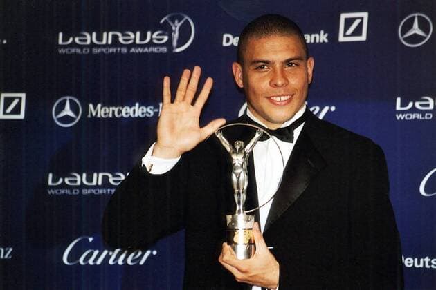 Ronaldo (Brasilien Real Madrid) zeigt stolz seine Trophäe für das Comeback des Jahres Fußball Herren Laureus World Sports Awards 2003, Sportlerwahl, Sportlerehrung, Sportlerauszeichnung, Ehrung Einzelbild Award, Awards, Sport, Sports, Monte Carlo Freude,